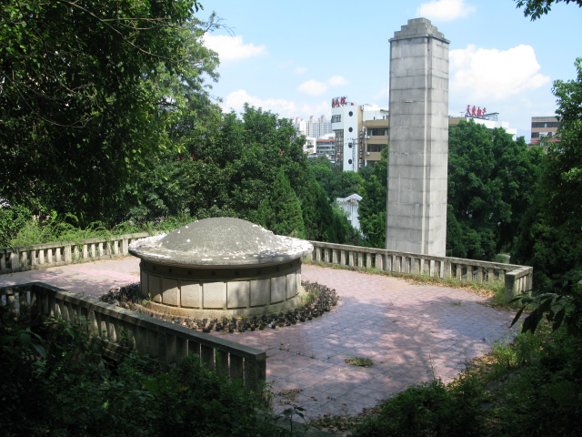 葫芦山烈士陵园公墓及纪念碑背面.jpg